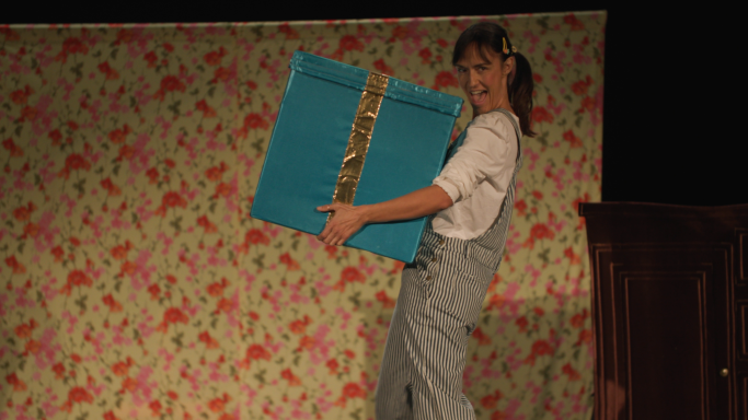 Spectacle "Le Cadeau" pour enfant de 6 mois à 5 ans  une histoire joyeuse et colorée avec danse, manipulation d'objets et langue des signes.